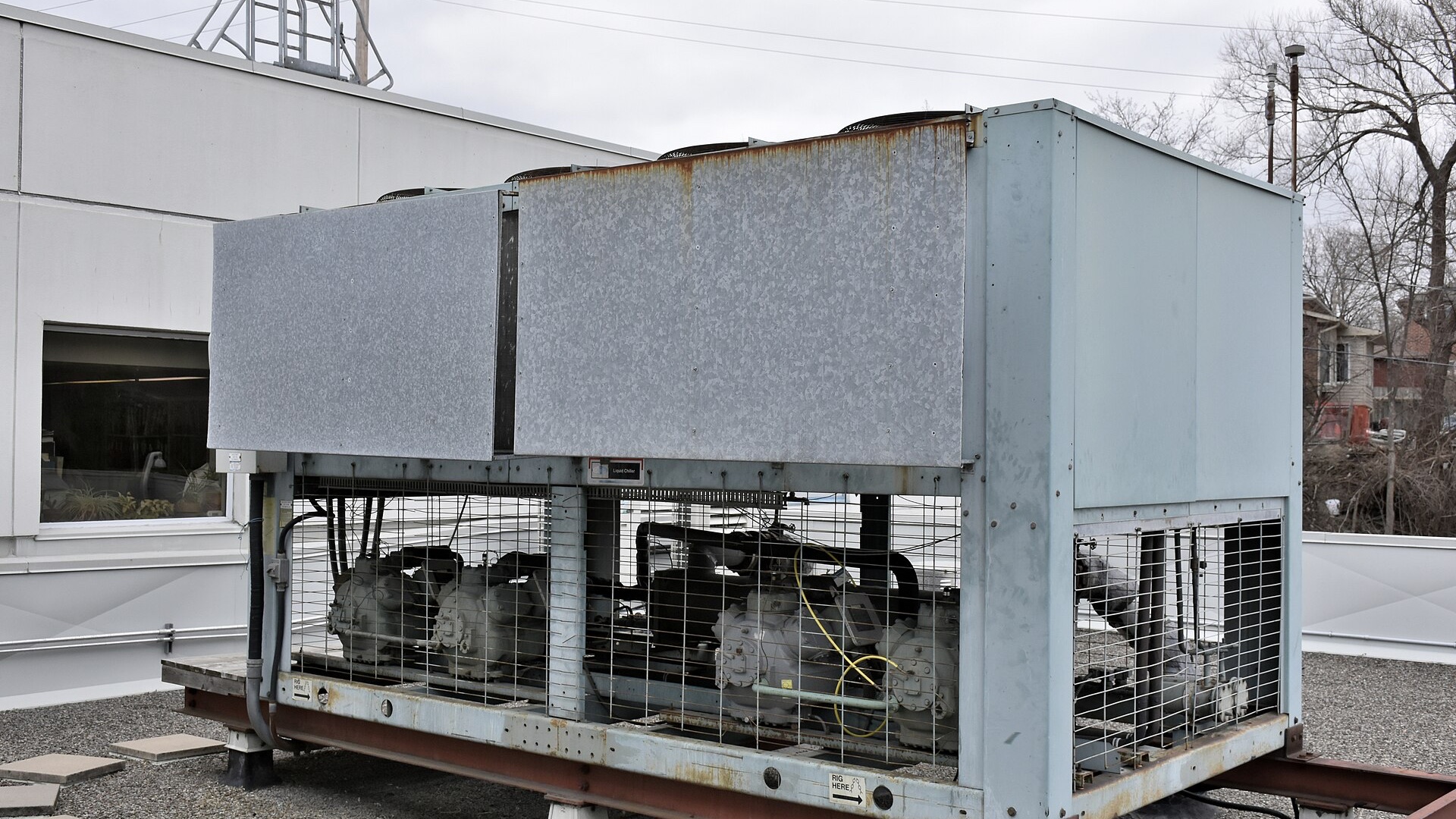 Large rooftop air-cooled liquid chiller with condenser fans and compressors