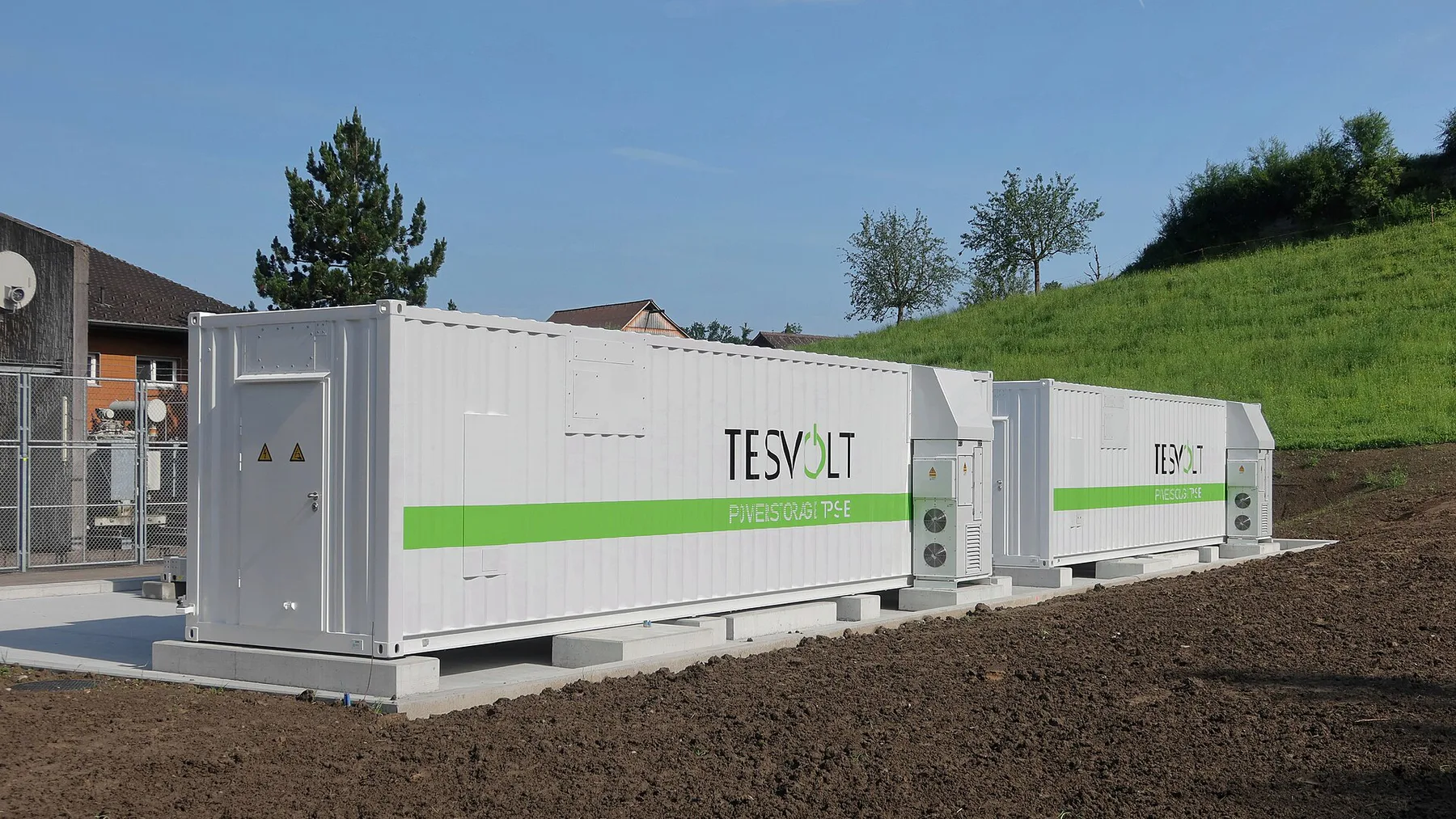 Containerised battery energy storage installation