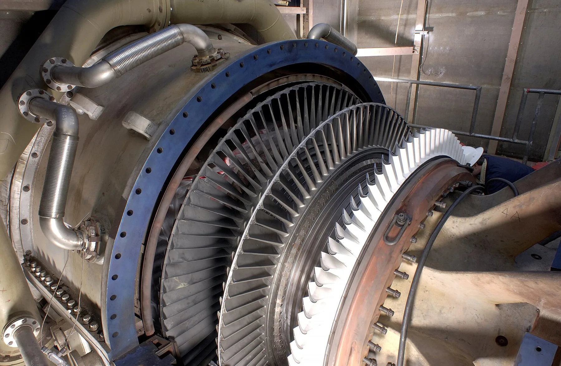Industrial gas turbine rotor and blade assembly